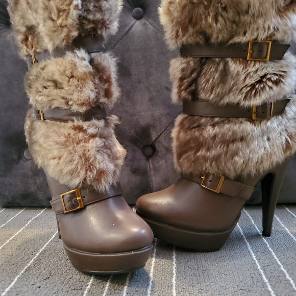 Size 7 Faux Fur heeled boot - Picture 4 of 4